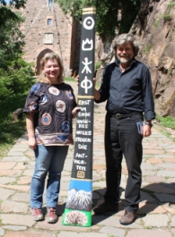 Bali Tollak und Reinhold Messner vor dem Messner Mountain Museum Firmian