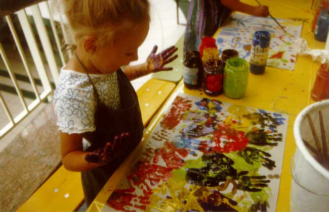 Kinder beim Malen
