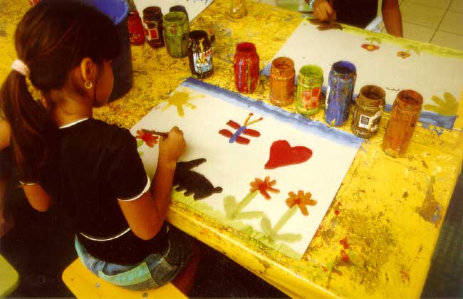 Kinder beim Malen
