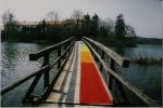 Holzbr&uuml;cke zum Kloster Seeon, Bayern, 20. April 2000