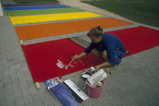 Die K&uuml;nstlerin bei der Herstellung ihrer Farbfahnen, Sigmaringen, 26. Juli 1998