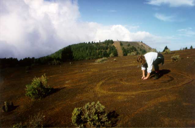 Circulo de piedra (der Steinkreis), Naturbild aus Steinen auf Lavasand, Insel La Palma, 1998