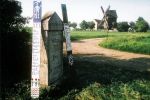 Gedenkstein bei Jena, Thüringen, 29. Mai 2001