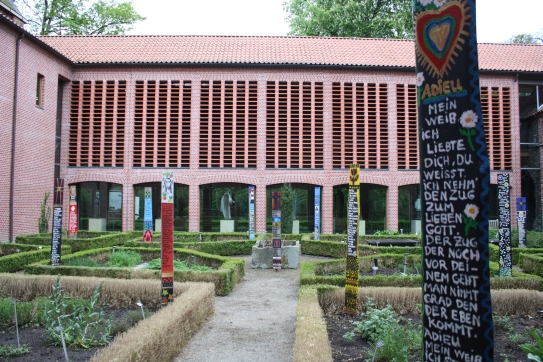 Seelenbretter® von Bali Tollak im Klostergarten Ter Apel im Rahmen der Ausstellung "Dodenpalen & Seelenbretter®" von Johanna Nijlunsing & Bali Tollak im Kloster Ter Apel (Niederlande), Mai - September 2010