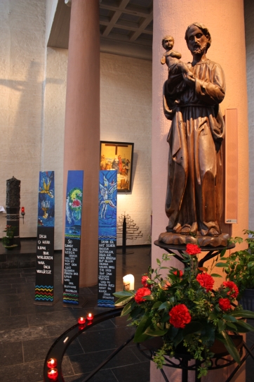 Kunstprojekt in sieben Kirchen, Kath. Pfarrverband Köln-Mauenheim/Niehl/Weidenpesch: Engelsbretter von Bali Tollak in der Kirche "St. Quirinus" Köln-Mauenheim, April 2011