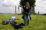 Die Künstlerin Bali Tollak bei Foto- und Filmaufnahmen der Seelenbretter® auf dem Rössleberg bei Schwabbruck (Bayern), 8. Juni 2008, Foto: © Ralf Meegier